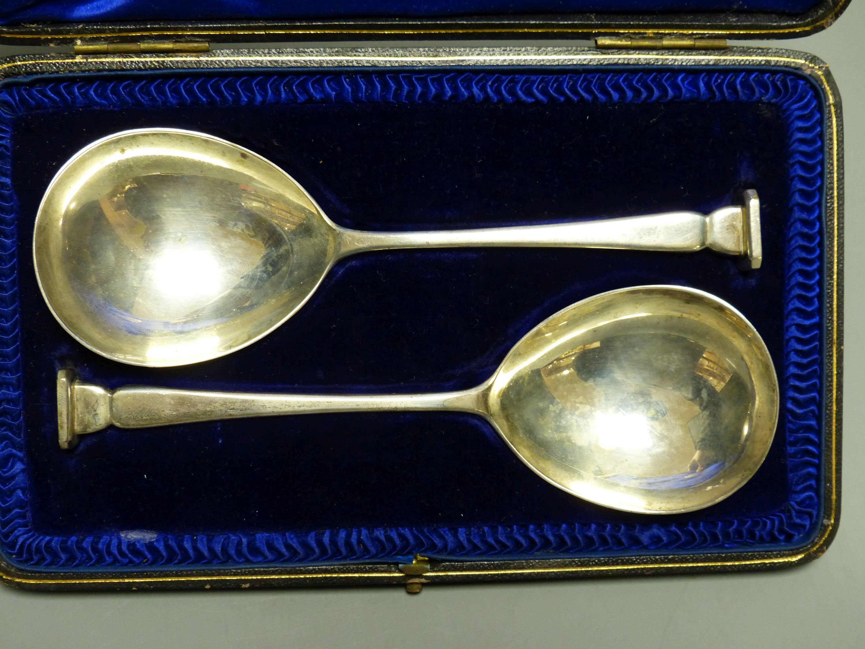 A cased pair of Edwardian silver serving spoons, Holland, Aldwinckle & Slater, London, 1908, 4oz.